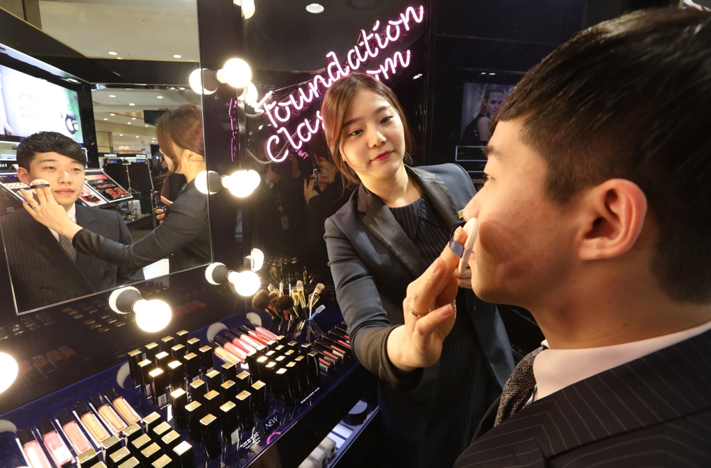 롯데백화점 화장품 매장에서 메이크업 받는 남성 고객