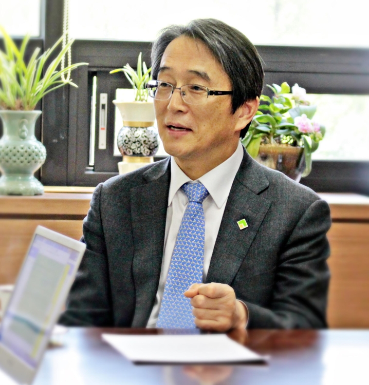 (서울=연합뉴스) 김태석 한국건강가정진흥원(이하 한가원) 이사장이 취임 2주년을 맞아 서초구 한가원 사무실에서 연합뉴스와 인터뷰를 하는 모습. <<한가원 제공>>