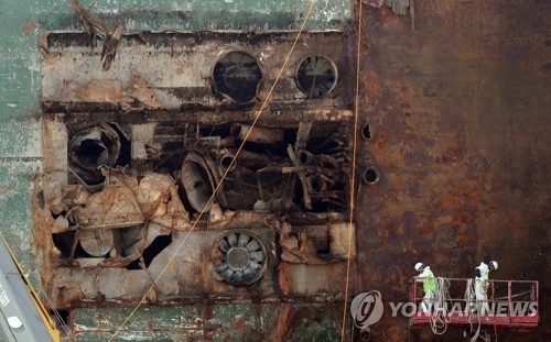 작업중인 세월호 관계자(자료)