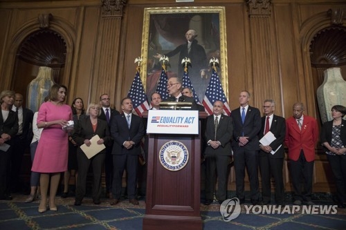 미국 의회 의사당에서 발표하는 상원의원들