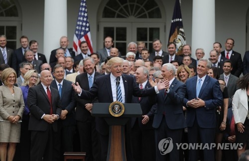 백악관에 모인 도널드 트럼프 미국 대통령과 하원의원들