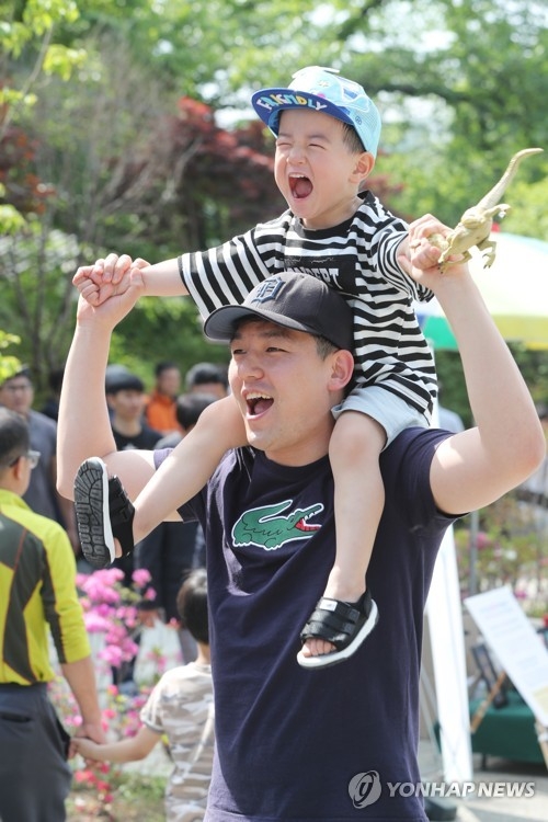 동물원 찾은 나들이객.