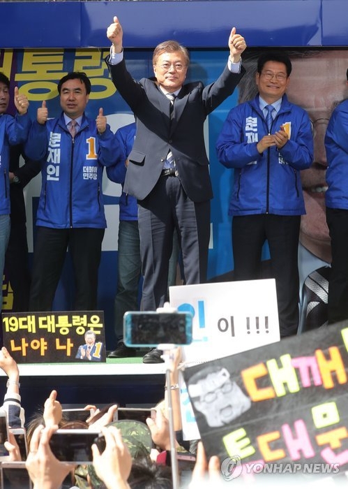 文 "洪 색깔론 매달리는 정치 안쓰러워…종북타령 추방" - 1