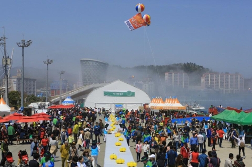박람회장을 찾은 많은 사람들