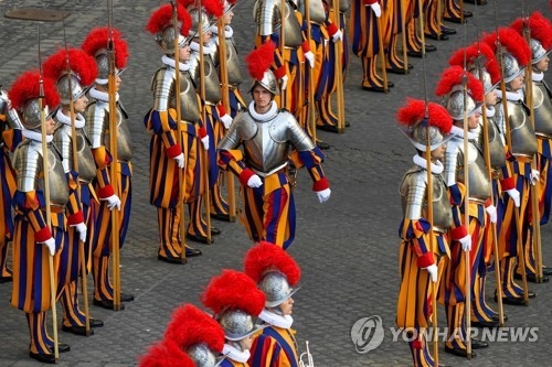 충성 서약하는 새내기 교황청 근위병