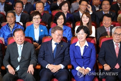 '그립' 잡는 秋, 곳곳서 충돌…초기 당청관계 순항할까 - 2