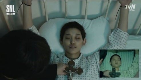 김현주가 도전한 더빙극장 '검은사제들'의 한 장면. 박소담과 닮은 외모와 연기 덕분에 당시 실시간 검색 1위에 오르기도 했다.