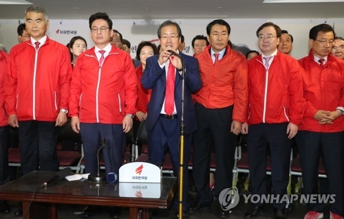 (서울=연합뉴스) 김현태 기자 = 자유한국당 대선후보였던 홍준표 전 경상남도지사(가운데 양복 입은 사람)가 대선일인 9일 서울 여의도 당사에서 "출구조사 결과가 사실이면 당을 재건한 것에 만족한다"고 말하는 모습. 왼쪽이 정우택 당 대표 권한대행. 2017.5.9 mtkht@yna.co.kr