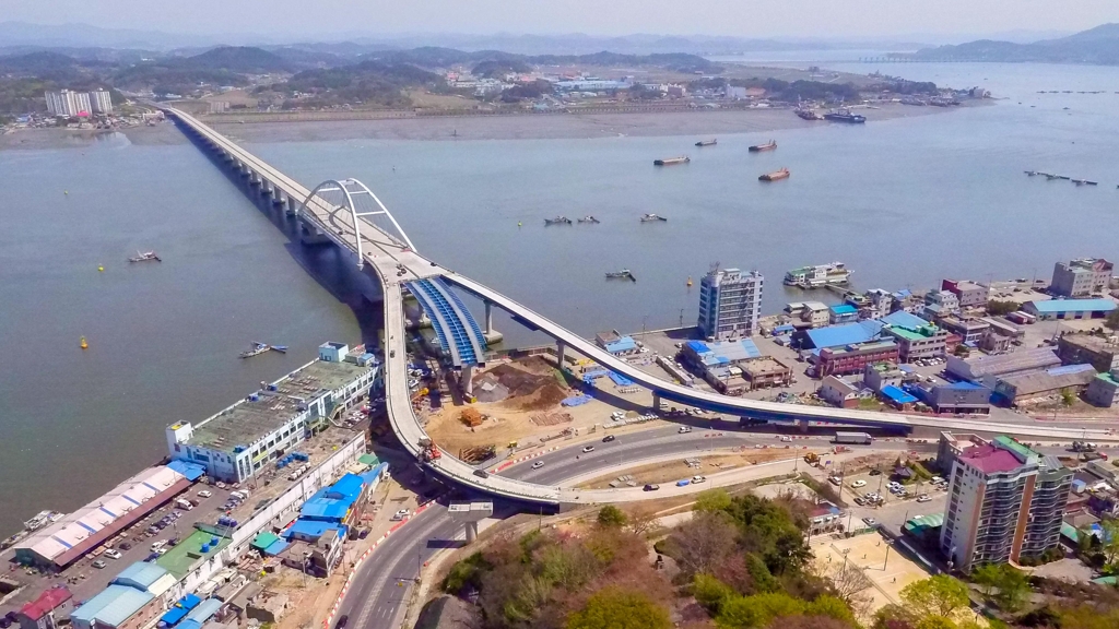 군산 쪽에서 드론으로 촬영한 동백대교