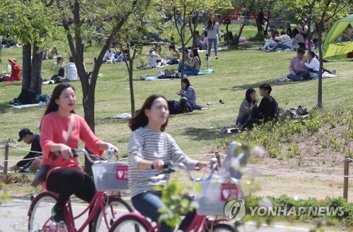 "따사로운 햇살 속 봄바람 즐겨요"…곳곳 나들이객 '북적' - 1