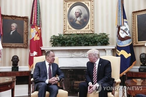 지난 10일 백악관에서 만난 세르게이 라브로프 러시아 외무장관(왼쪽)과 도널드 트럼프 미국 대통[AFP=연합뉴스 자료사진]