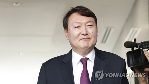 윤석열 '화려한 복귀'(서울=연합뉴스) 김인철 기자 = 서울중앙지검장으로 승진 임명된 윤석열 대전고검 검사가 19일 오후 서울 서초구 특별검사 사무실 앞에서 기자회견을 위해 사무실을 나서고 있다. 2017.5.19yatoya@yna.co.kr(끝)