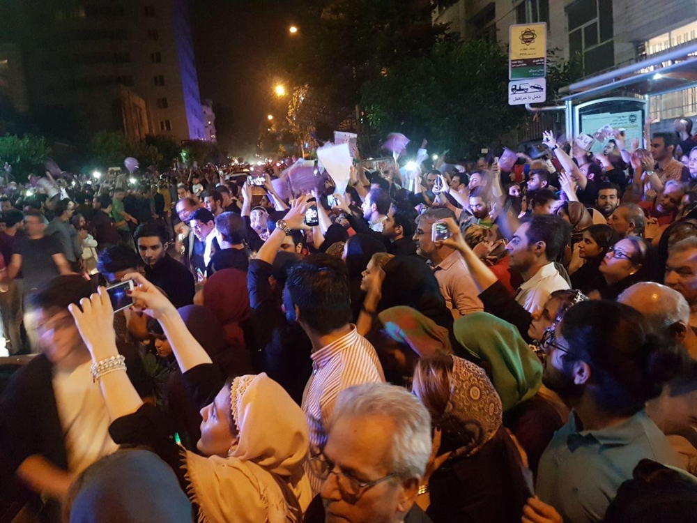 20일 밤 로하니 대통령의 당선을 기뻐하는 시민들