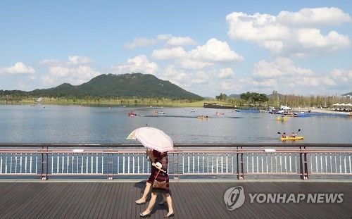 가을 하늘 아래서(세종=연합뉴스) 이진욱 기자 = 9월의 첫 번째 주말인 3일 오후 세종시 세종호수공원을 찾은 시민들이 수상기구를 타면서 초가을 정취를 만끽하고 있다. 2016.9.3