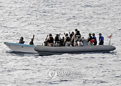 소말리아 해역에서 해적을 체포하는 미 해군[EPA=연합뉴스 자료 사진]