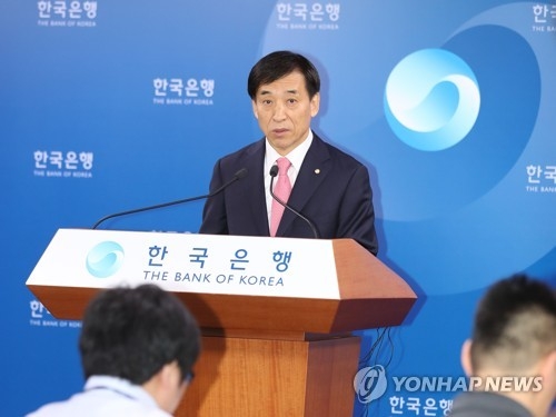 (서울=연합뉴스) 김현태 기자 = 이주열 한국은행 총재가 25일 오전 금융통화위원회 회의 후 서울 중구 한국은행에서 열린 기자회견에서 발언하고 있다. 이 총재는 이 자리에서 "현재 시점에서 볼 때 재정정책의 활용 필요성이 높다고 생각한다"고 말했다. 2017.5.25