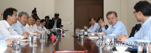 文대통령 "일자리 추경 6월국회 처리 최선"…첫 수석보좌관회의 - 1