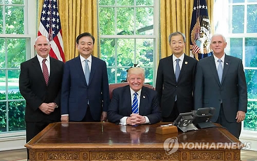 美특사단 "文대통령도 이산가족"…남북 인도적 교류 타진 - 1
