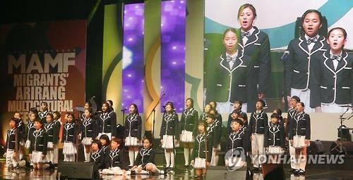 2016년 맘프 개막식때 다문화어린이합창단 공연. [연합뉴스 자료사진]