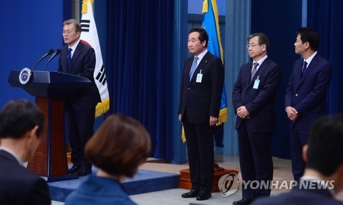 文대통령, 인사원칙 논란에 첫 시험대…'낮은 자세'로 정면돌파 - 1