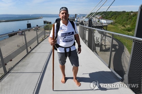 2천100km 맨발로 걷기 나선 독일인