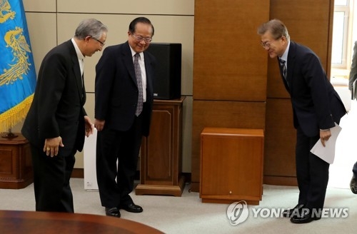 文대통령, 교황청 특사단 접견…'교황 묵주' 선물받아 - 1