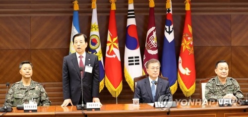 문재인 대통령(오른쪽 두번째)과 한민구 국방부 장관(왼쪽 두번째)