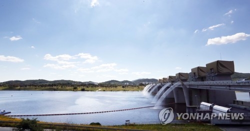 물 가득찬 공주보