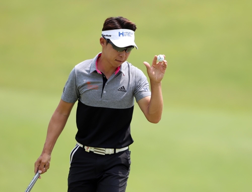 버디 잡고 인사하는 최진호.<KPGA 제공>