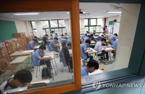 (서울=연합뉴스) 박동주 기자 = 2018학년도 수능 6월 모의평가가 열린 1일 오전 서울 종로구 경복고등학교에서 학생들이 시험을 보고 있다. 2017.6.1