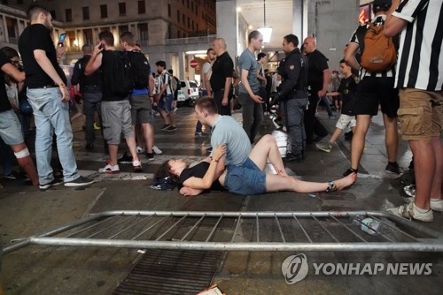 테러 오인 소동으로 다친 여성이 伊토리노 중심 광장에 쓰러져 있는 모습