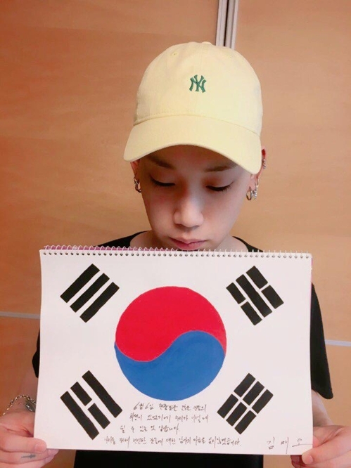 직접 그린 태극기 들고 있는 비에이의 밀리