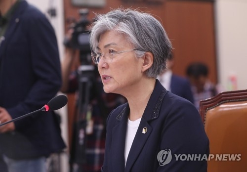 '나눔의집' 배지 단 강경화…몸 낮추며 답변은 '또박또박'(종합) - 1