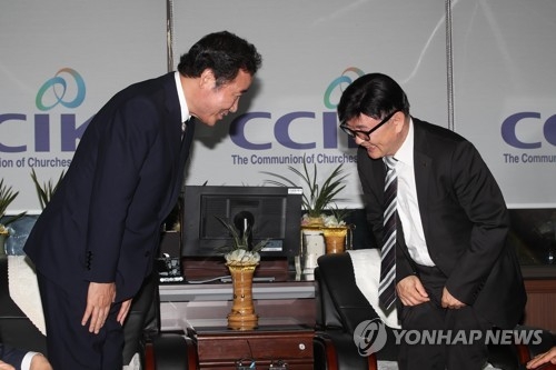 인사하는 이총리