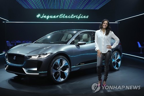 재규어가 로스앤젤레스 모터쇼에서 첫 전기차로 공개한