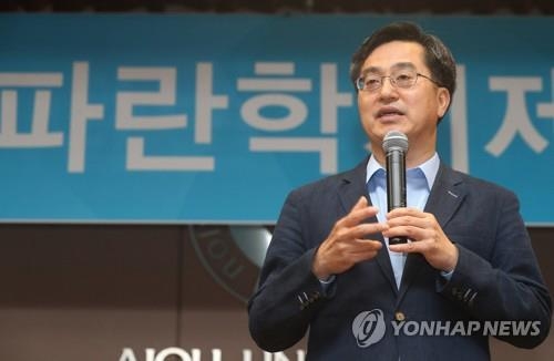 인사말하는 김동연 경제부총리 후보자(수원=연합뉴스) 홍기원 기자 = 김동연 부총리 겸 기획재정부 장관 후보자가 8일 오후 경기도 수원시 영통구 아주대학교에서 열린 파란학기제 성과발표회에서 인사말을 하고 있다. 2017.6.8xanadu@yna.co.kr