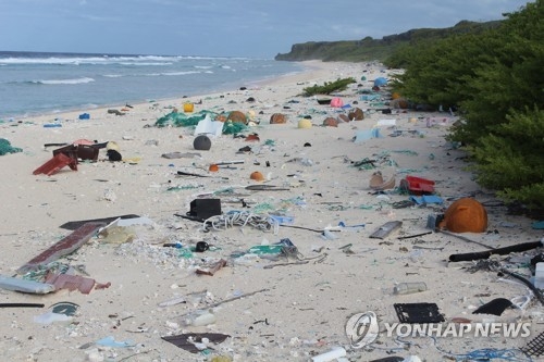 쓰레기로 몸살 앓는 남태평양 외딴섬
