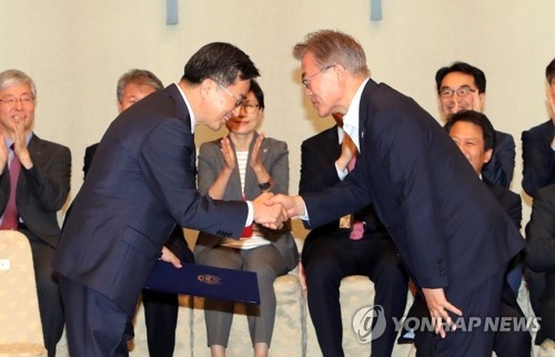 문 대통령, 김동연 경제부총리 임명장 수여