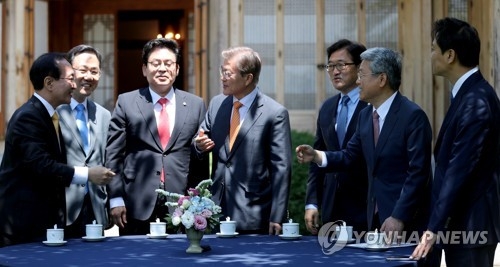 문 대통령, 여야 5당 원내대표와 대화
