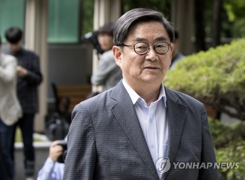 기자회견 마친 안경환 장관 후보자(서울=연합뉴스) 윤동진 기자 = 안경환 법무부 장관 후보자가 12일 오후 서울 서초구 방배동 자택 앞에서 열린 기자회견을 마친 후 자택으로 돌아가고 있다. 2017.6.12mon@yna.co.kr(끝)