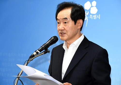 (의정부=연합뉴스) 김도윤 기자 = 안병용 경기 의정부시장이 12일 시청 브리핑룸에서 미2사단 창설 100주년 기념 콘서트 파행에 대한 사과 성명을 발표하고 있다. 2017.6.12 kyoon@yna.co.kr