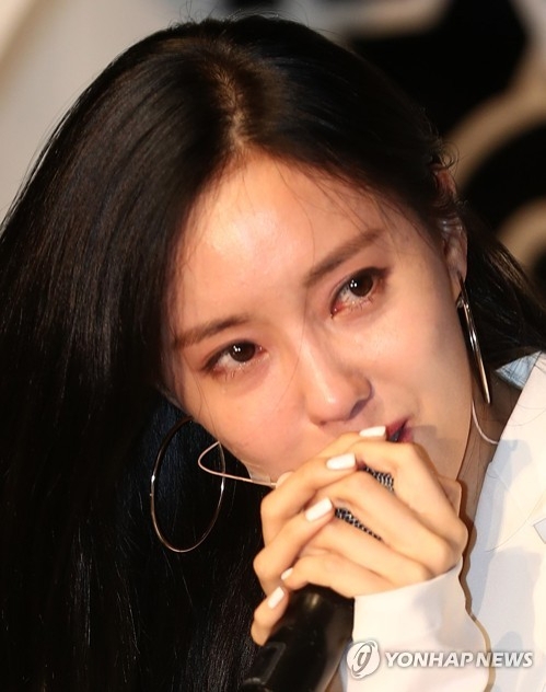 티아라, 컴백무대서 눈물…"6명 무대 못보여드려 아쉽다" - 2