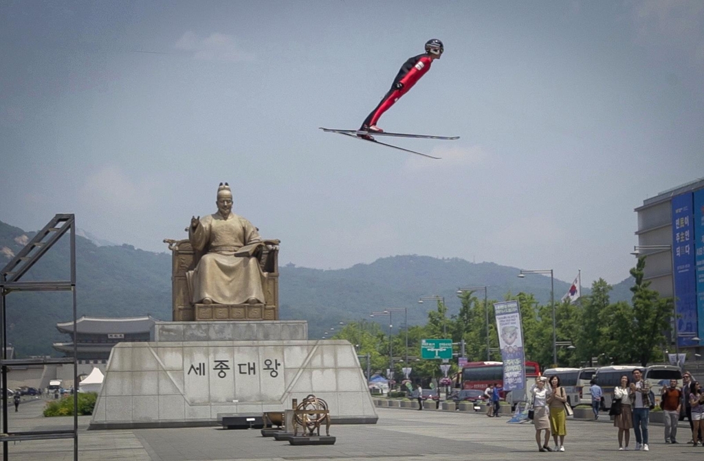 여름 광화문에서 날아오른 스키점프 선수