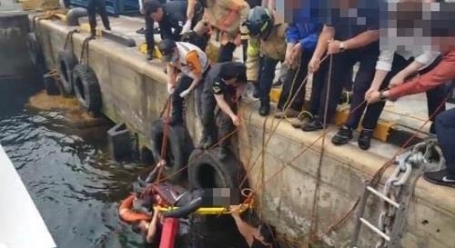 물에 빠진 여객선사 직원 구조하는 해경