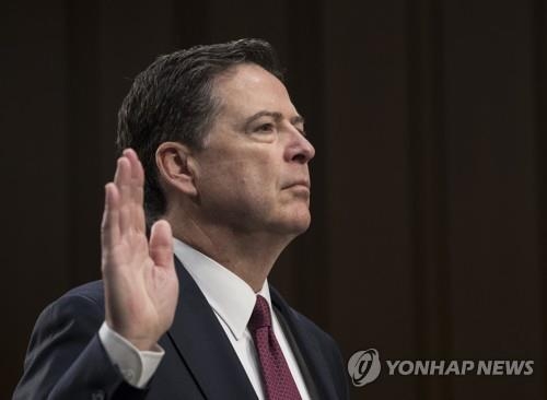 청문회에서 선서하는 제임스 코미 전 FBI 국장