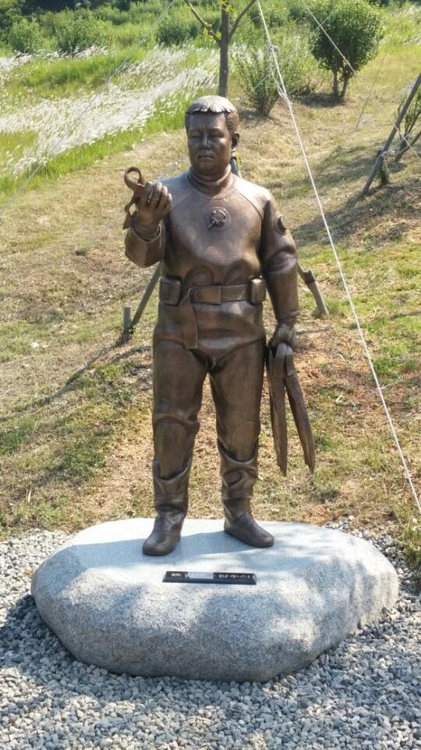 진도에 세워진 고 김관홍 잠수사 동상