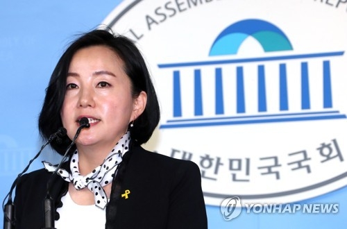 與 "첫 여성 외교장관 임명 환영…더이상 정쟁도구 안돼" - 2