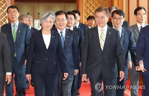 문 대통령, 강경화 외교부 장관과 함께