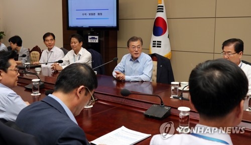 수석보좌관 회의에서 인사말 하는 문 대통령