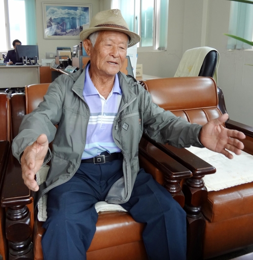 "군번표로 밥 떠 먹었다"